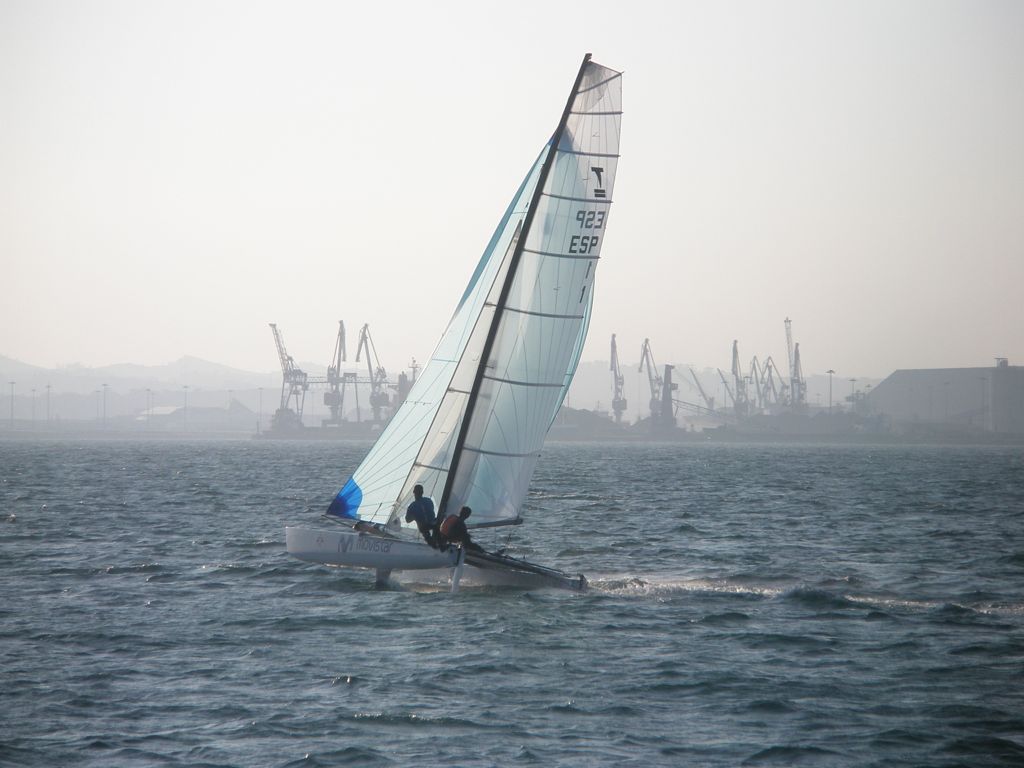 'Navegando la bahía'. Foto tomada desde la lancha a Pedreña un dia de viento sur con el puerto de Santander al fondo. Autora: Loles Rubio