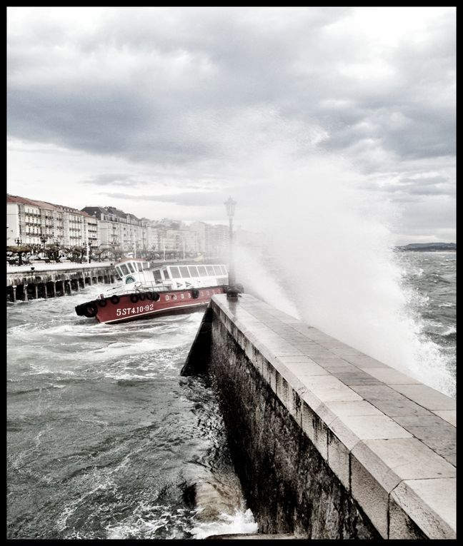 'Día de sur'. Un barca de Los Reginas llega tambaleándose al embarcadero de Santander. Autor: Rafael Pérez