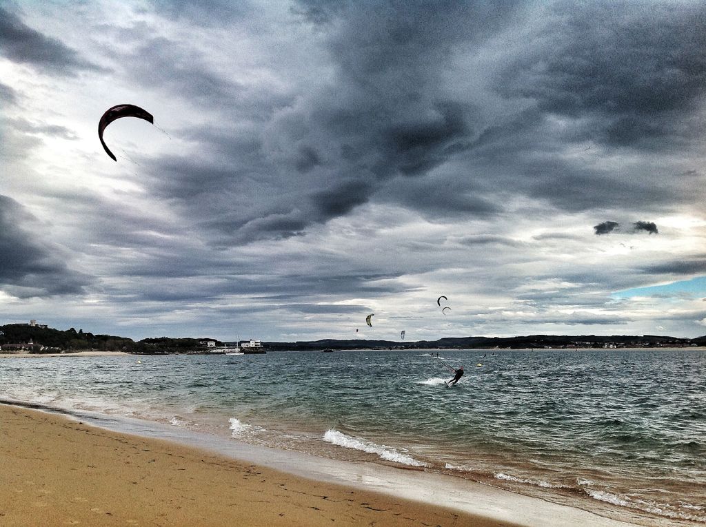kite-surf-bahia-de-santander-viento-sur-agua