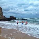Manuel, Miguel y Raúl son de baño dominical en la playa del Camello