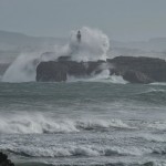Las olas le pegan un abrazo al faro de la isla de Mouro