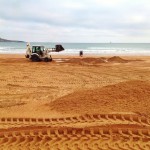 La arena del Sardinero viaja a lomos de una excavadora