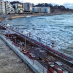 Aceras que se desmoronan por efecto de la mala mar en la Segunda del Sardinero