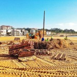 Plantando la hoguera de San Juan en el Sardinero