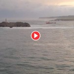 Así entra un buque a la bahía de Santander con temporal