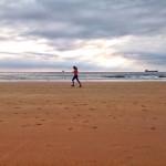 Un buenos días de viernes a toda pastilla por la arena del Sardinero