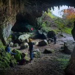Espeleólogos en una cueva de Rasines