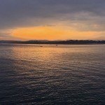 El sol busca un resquicio para asomarse a la bahía