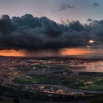 Nubarrón que descarga en el atardecer santanderino