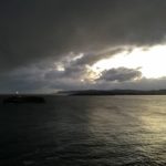 Un amanecer con nubes negras