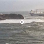 La mala mar complica la entrada de un buque a la bahía de Santander