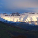 Resoluco en los Valles Pasiegos con los montes bien nevados