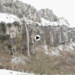 Bajada del nacimiento del Asón con el paisaje bien nevado