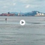 En la bahía de Santander hay que gente que es capaz de caminar sobre las aguas
