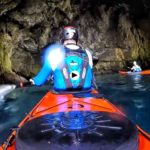 Por la costa y las cuevas de Santoña en piragua