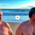Ángel y Cayo nos cuentan por qué se bañan todos los días del año en el Sardinero