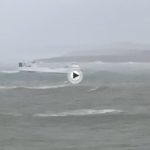 Entrando en puerto bajo un fuerte temporal