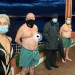 Los bañistas de las ocho nos desean feliz Año Nuevo