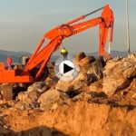 Ya queda menos. Poco a poco despejando de piedras la playa de los Peligros