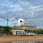 De espaldas al mar bajo un cielo encapotado