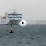 Bajo una fuerte lluvia hace hoy su entrada el ferry en Santander