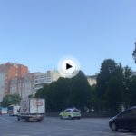 Buenos días. Comenzar la semana entre los coches de la ciudad