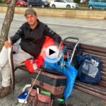 La cara de felicidad de Óscar: acaba de pescar un congrio en la bahía